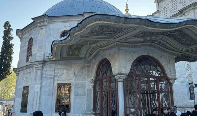 İstanbul'da vatandaşlar türbeleri ziyaret etti