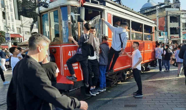 İstiklal Caddesi'nde nostaljik tramvay seferleri durduruldu