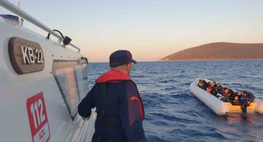 İzmir açıklarında 102 düzensiz göçmen yakalandı