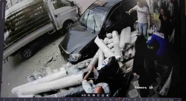 İzmir'de otomobilin iş yeri çalışanları ile müşterilerin arasına daldığı anlar kamerada