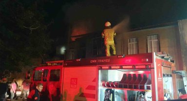 İzmir'de tekstil atölyesinde çıkan yangın, bitişikteki binaya da sıçradı