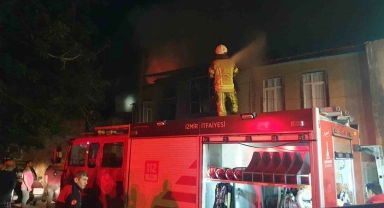 İzmir'de tekstil atölyesinde çıkan yangın, bitişikteki binaya da sıçradı