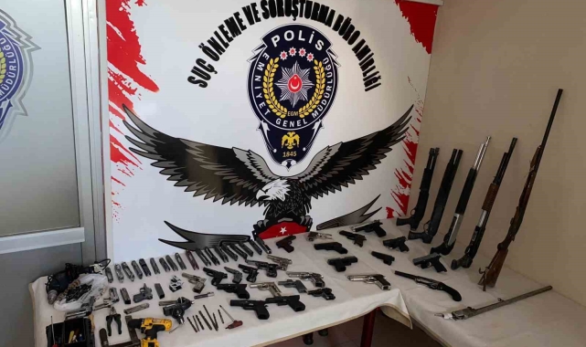İzmir'de yasa dışı silah ticareti yapan sevgililer yakalandı