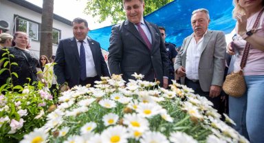 İzmir'in geleneksel festivaliyle Bayındır'da yine çiçekler açtı