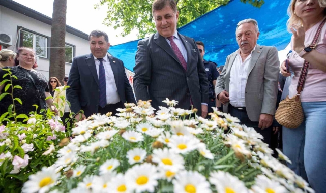 İzmir'in geleneksel festivaliyle Bayındır'da yine çiçekler açtı