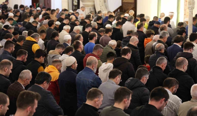 İzmirliler bayram namazında tarihi Hisar Camii'ne akın etti