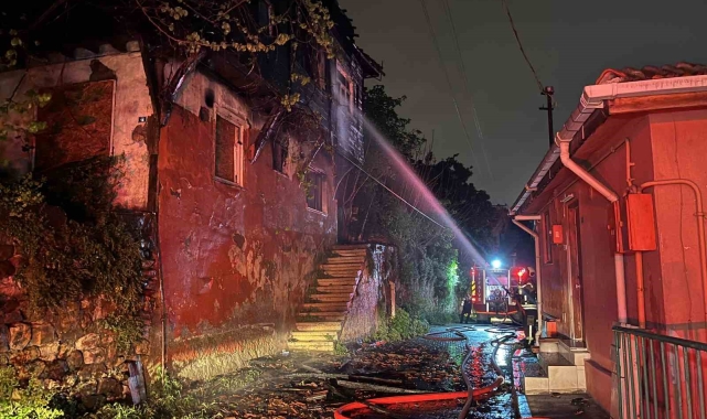 İzmit'te 2 katlı metruk ev alev alev yandı