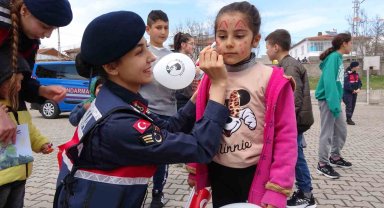 Jandarma ekipleri köydeki çocuklara bayram sevincini önceden yaşattı