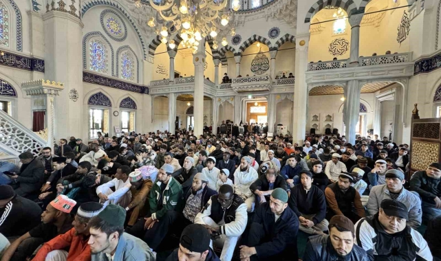 Japonya'daki Müslümanlar Ramazan Bayramı namazı için Tokyo Camii'ne akın etti
