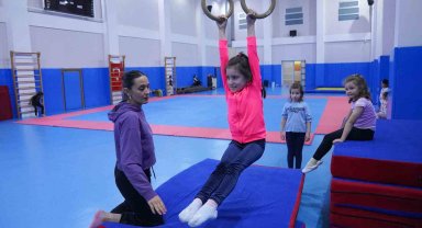 Jimnastik kursları çocuklardan yoğun ilgi görüyor