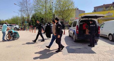 Kaçak göçmenler evlendikleri gün yakalandı