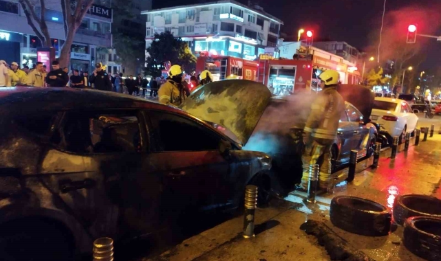 Kadıköy'de park halindeki 2 araç alevlere teslim oldu