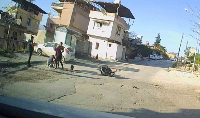 Kadın ile erkeğin kasklı, tekmeli ve saç yolmalı kavgası kamerada