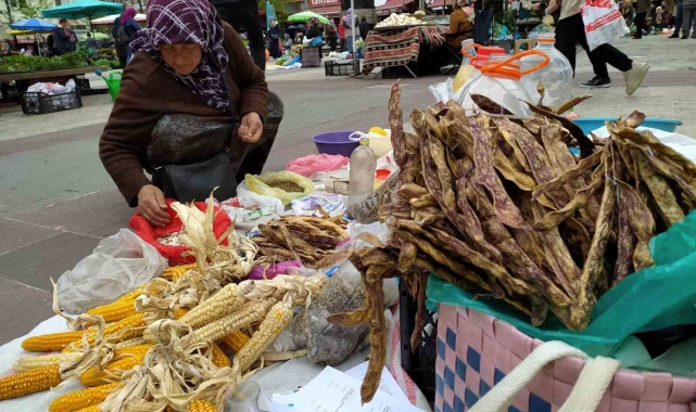 Kadınlar baharla birlikte pazarda doğal ürünleri satıyor
