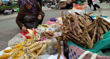 Kadınlar baharla birlikte pazarda doğal ürünleri satıyor