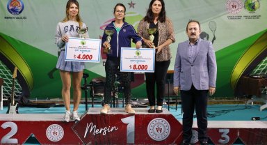 Kadınlar Günü Tenis Turnuvası'nda dereceye girenlere ödülleri verildi