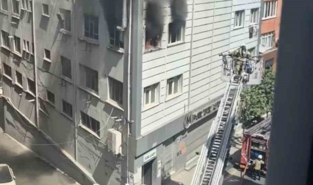 Kağıthane'de korkutan iş yeri yangını: Tekstil makineleri alev aldı