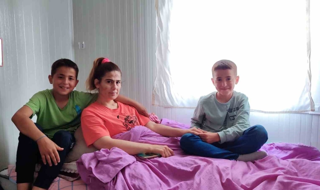 Kahramanmaraş'ta depremde enkaz altında kalan ve belden aşağısı tutmayan kadına 11 yaşındaki ikiz çocukları bakıyor