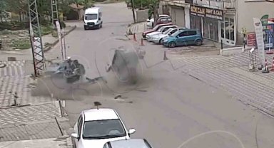 Kahreden kaza kamerada: Anne öldü, 9 yaşındaki kızı ağır yaralı