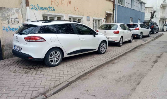 Kaldırıma park edilen araçlardan yayalara yer kalmadı