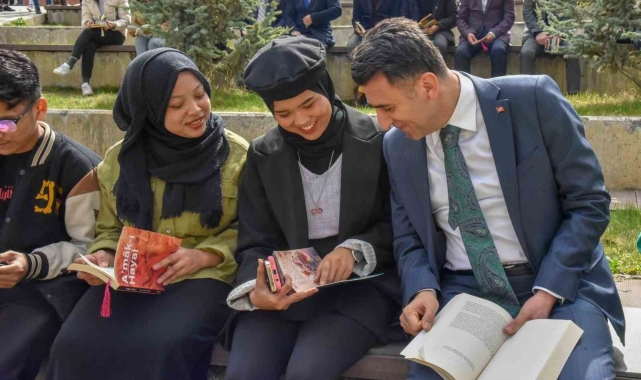 Kampüste kitap okuma etkinliğine öğrencilerden yoğun katılım