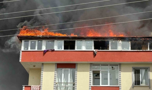 Kapaklı'da 2 binanın çatı katı alev alev yandı