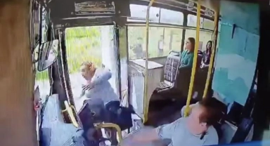 Kapısı açık otobüsten düşen kadın ağır yaralandı