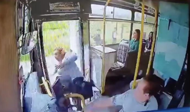 Kapısı açık otobüsten düşen kadın ağır yaralandı