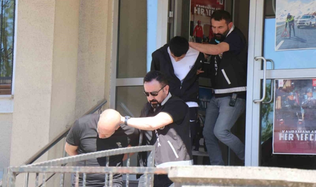 Kar maskesi takıp oto galeriyi kurşunlayan şüpheliler tutuklandı