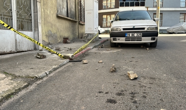 Karabük'te evin balkonundan kopan parçalar otomobile zarar verdi