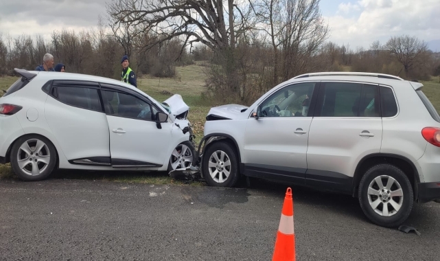 Karabük'te iki aracın çarpıştığı kazada 8 kişi yaralandı