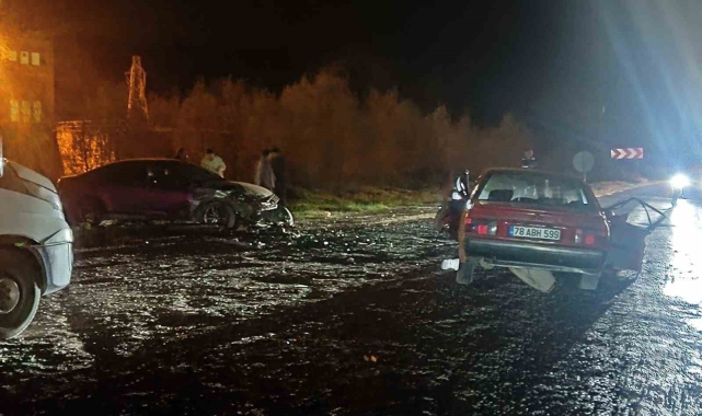 Karabük'te 2 otomobil çarpıştı: 3 yaralı