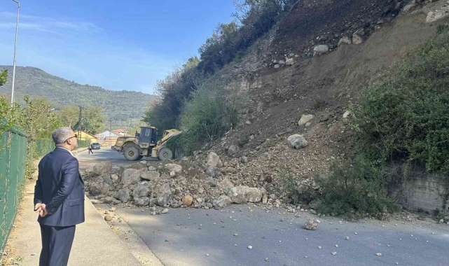 Karabük'te heyelan yolu kapattı