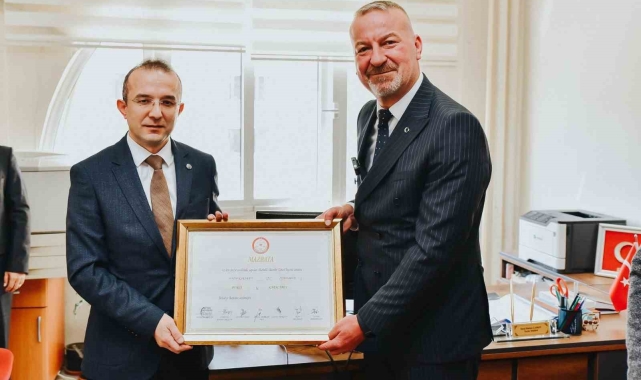 Karacabey Belediye Başkanı Fatih Karabatı mazbatasını aldı