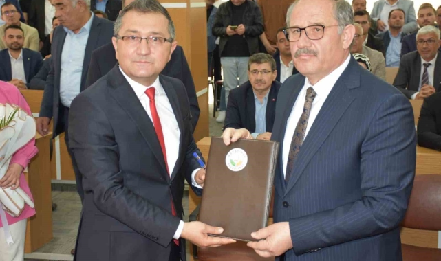 Karapınar Belediye Başkanı Önal mazbatasını aldı, görevine başladı
