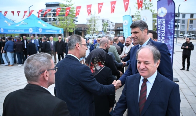 Kartepeliler kent meydanında bayramlaştı