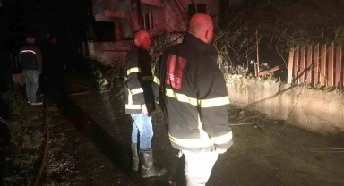 Kastamonu'da çıkan yangında 2 ev kullanılamaz hale geldi
