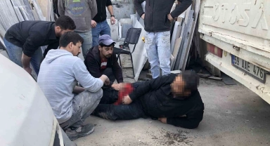 Kavga ettiği ortağı tarafından bıçaklandı