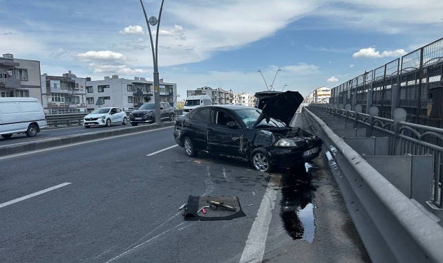 Kayseri'de otomobil aydınlatma direğine çarptı: 1'i ağır 2 yaralı
