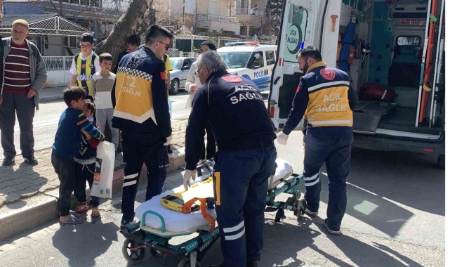 Kaza sonrası gözyaşına boğulan küçük çocuğu abisi sarılarak sakinleştirmeye çalıştı