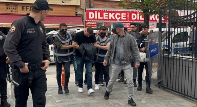 Kelime-i Tevhid' yazılı bayrakla yürüyen şahsa küfür ve müdahale eden şüpheli tutuklandı