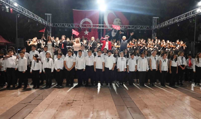 Kemer'in çocuklarından Cumhuriyet ve Atatürk'e vefa konseri