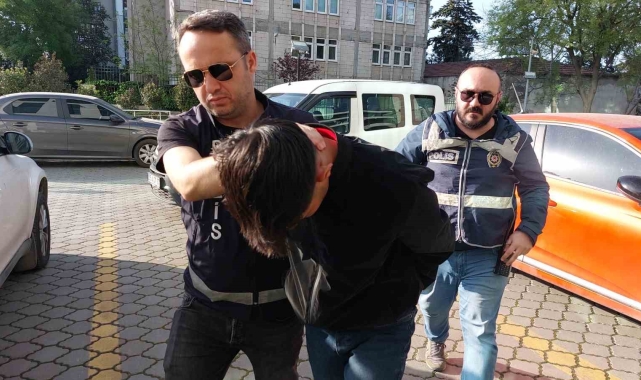 Kendini 'polis ve savcı' olarak tanıtıp altın ve paraları alan dolandırıcı adliyeye sevk edildi