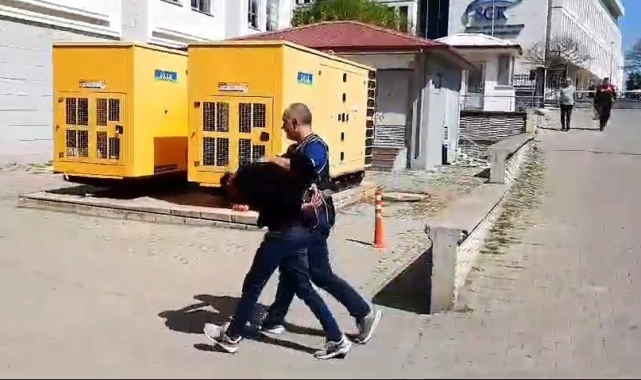 Kendini 'polis ve savcı' olarak tanıtıp altın ve paraları alan dolandırıcı yakalandı