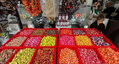 Kilis'te bayram şekerleri tezgahları renklendirdi