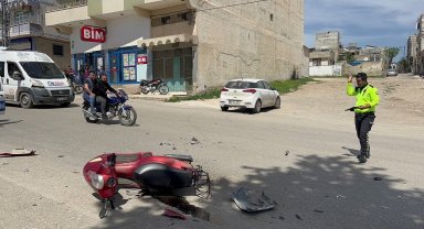 Kilis'te motosiklet ile otomobil kafa kafaya çarpıştı:1 yaralı