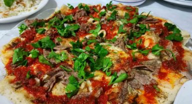 Kırkağaç'ın "Çakal Pideli Paça" yemeği tescil belgesini aldı