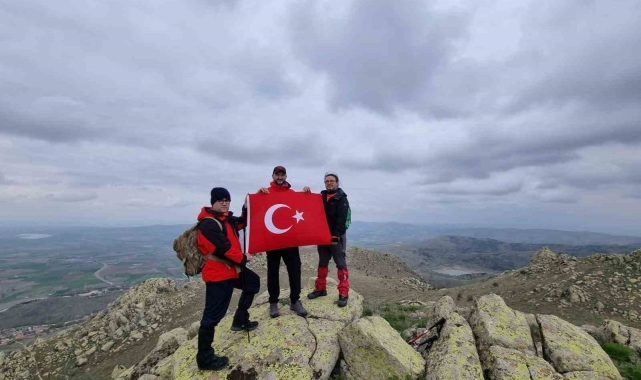 Kırşehirli dağcılar Baran Dağları'nda Türk bayrağı açtı