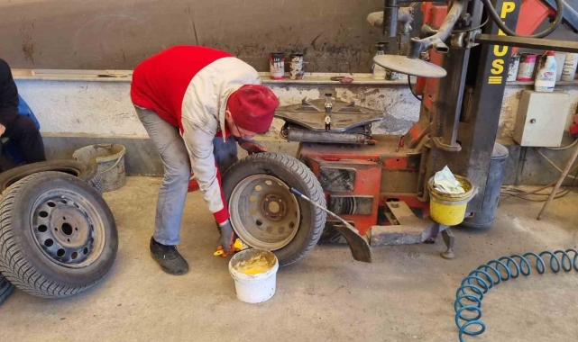 Kış lastiği zorunluluğunun kalkmasıyla oto lastikçiler hareketlendi