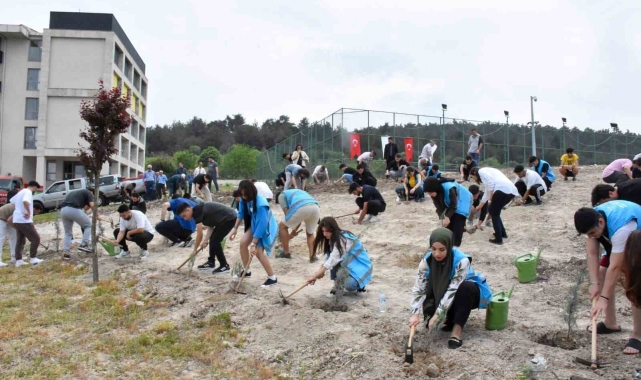 Kız öğrenci yurdunun çevresine yeni fidanlar dikildi